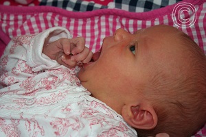 Baby in omslagdoek, begrenzing en tastzin