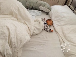 Baby in ouderbed onveilige situatie