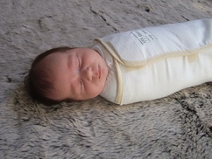 Met inbakeren kun je baby's slaap verbeteren waardoor hij minder snel in een alarmtoestand raakt bij krampjes