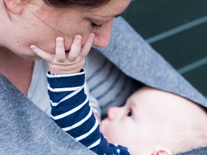 Baby spelen tijdens drinken