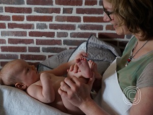 Babymassage helpt bij krampjes en hechting