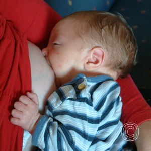 Voed je baby direct na het wakker worden, wacht niet tot hij huilt van de honger