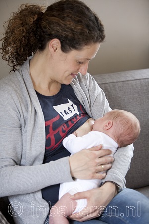 Preventie voorkeurshouding, bij flesvoeding - net als bij borstvoeding- je baby afwisselend op de linker- en rechterarm vasthouden