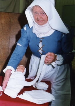 Baker komt van bakeren of inbakeren, zij was kraamverzorgende die de vroedvrouw assisteerde bij de bevalling en zorgde voor de baby