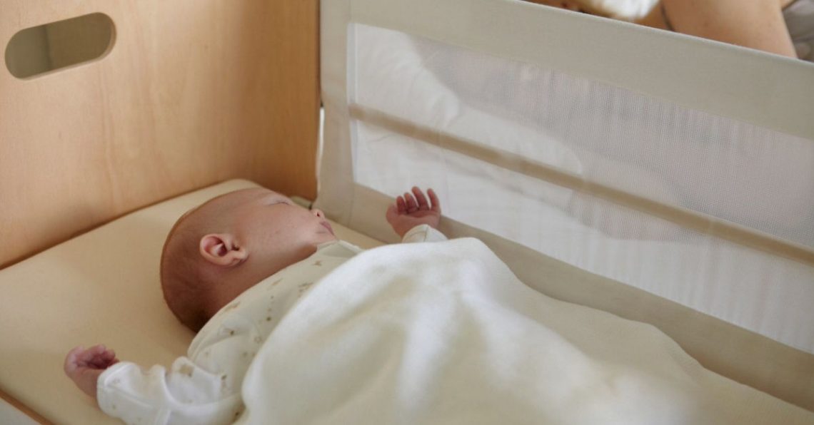 Baby veilig slapen, kies voor apart babybed en op dezelfde kamer slapen.