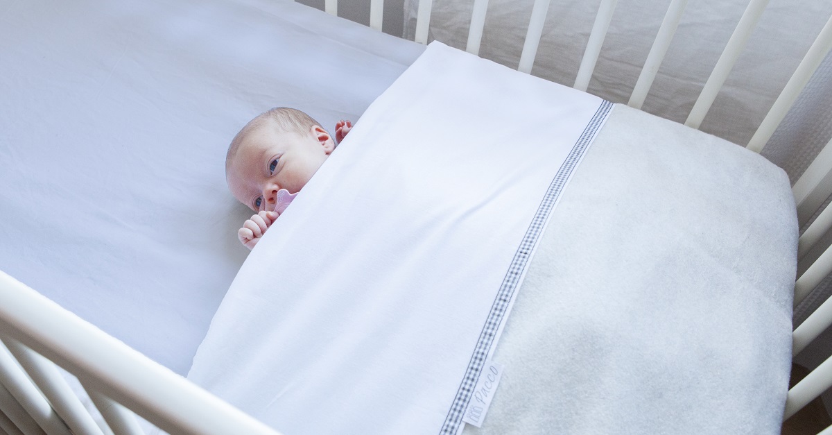 pedaal naald Sluipmoordenaar Hoe het bed voor je baby veilig en kort opmaken?